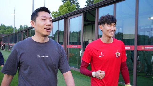 马尔菲则是从静态的意义类型来讨论阉割:女性形体的呈现摆在符号层里面，只能代表阉割，完全没有其他作用。